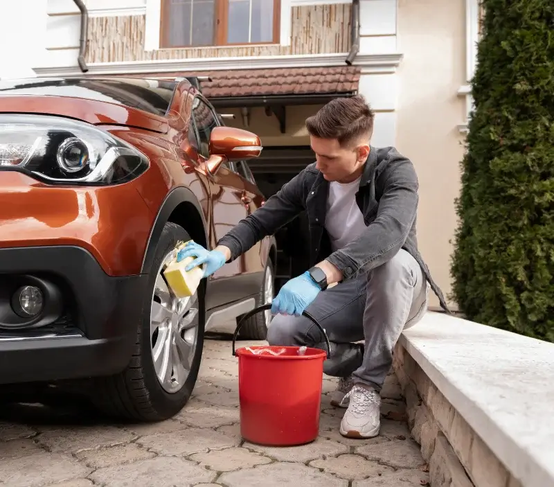 Lavage auto à domicile Tavant : professionnel intervenant sur un véhicule